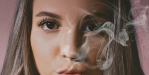 Frau dampft E-Zigarette