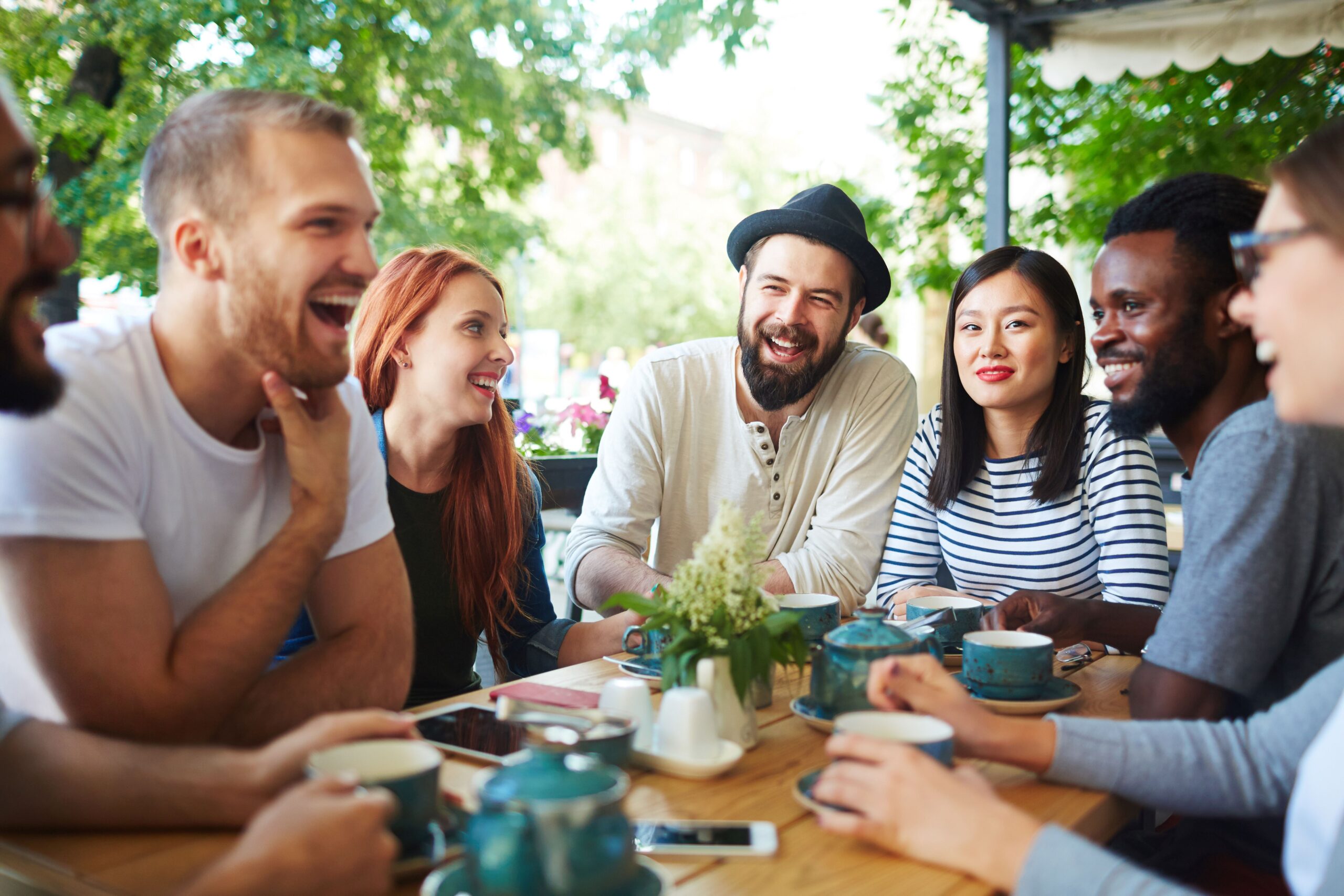 Freunde sitzen am Tisch und lachen