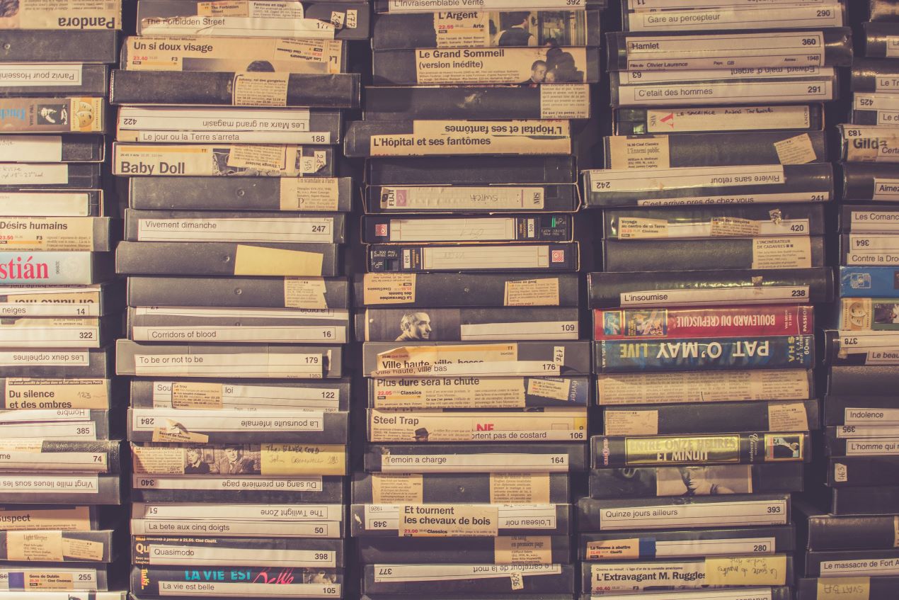 Große Sammlung von VHS-Kassetten mit Filmaufnahmen – perfekte Kandidaten, um durch VHS-Digitalisierung dauerhaft gesichert zu werden.