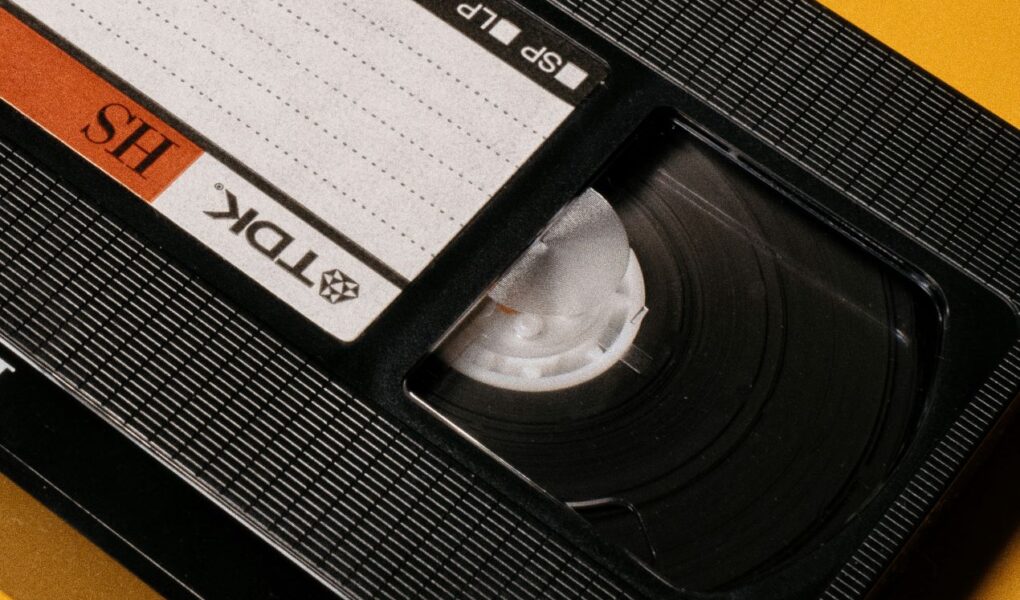 Nahaufnahme einer TDK VHS-Kassette in Schwarz und Rot – ideal, um Erinnerungen zu digitalisieren und für die Zukunft zu sichern.