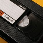 Nahaufnahme einer TDK VHS-Kassette in Schwarz und Rot – ideal, um Erinnerungen zu digitalisieren und für die Zukunft zu sichern.
