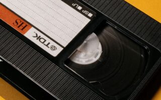 Nahaufnahme einer TDK VHS-Kassette in Schwarz und Rot – ideal, um Erinnerungen zu digitalisieren und für die Zukunft zu sichern.