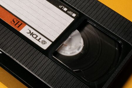 Nahaufnahme einer TDK VHS-Kassette in Schwarz und Rot – ideal, um Erinnerungen zu digitalisieren und für die Zukunft zu sichern.