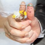 Kreatives Hochzeitsmotiv mit Eheringen und Fingerfiguren | Eventmoderator