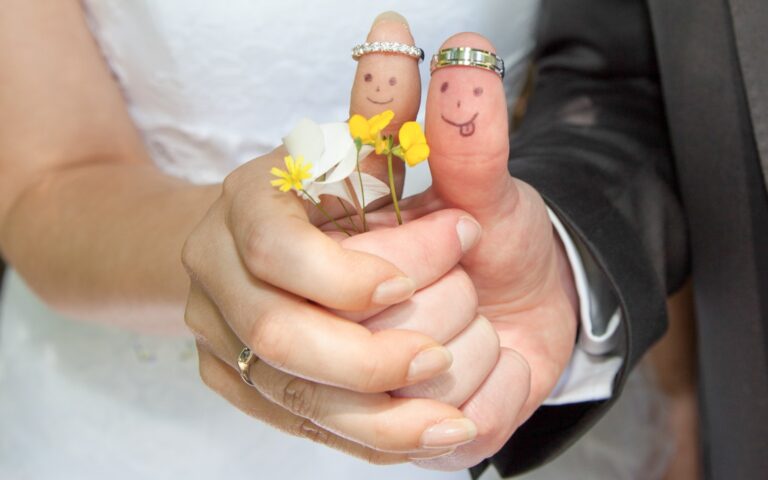 Kreatives Hochzeitsmotiv mit Eheringen und Fingerfiguren | Eventmoderator