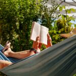 Lesende Person entspannt in Hängematte im Grünen | Pool Komplettset