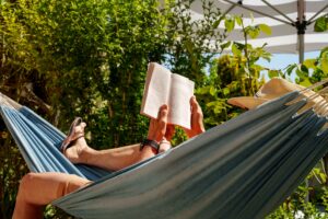 Lesende Person entspannt in Hängematte im Grünen | Pool Komplettset