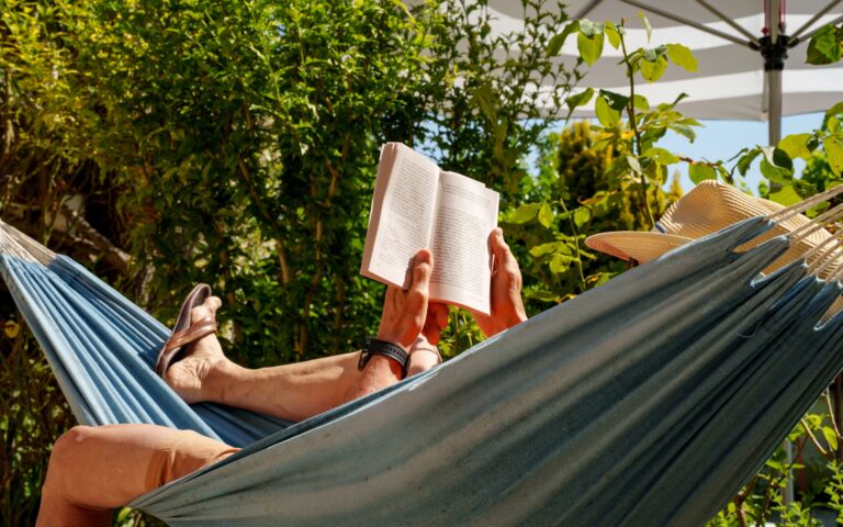 Lesende Person entspannt in Hängematte im Grünen | Pool Komplettset